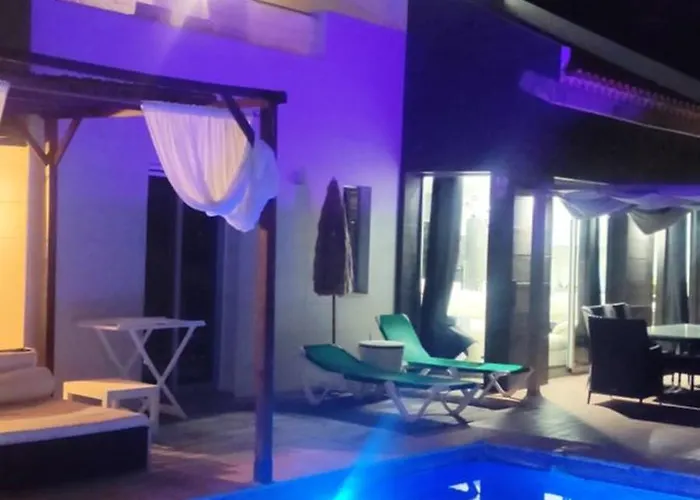 Luxury Sea Views Heated Pool Private Jacuzzi Wifi Bbq Parking Tennis Court * كانديلاريا